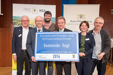 Auf dem Foto sind v.l.n.r.: Herr Fridolin Schattmaier, Herr Bürgermeister Peter Smigoc, Herr Marc Hanschur, Herr Minister Franz Untersteller, Frau Carmen Cremer von der Energieagentur Ravensburg und Herr Edmund Grabherr