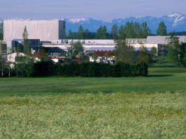 Alufabrik mit Bergen im Hintergrund